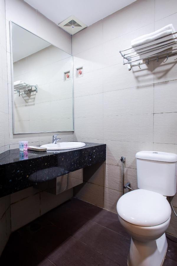 Hotel 101 Permas Jaya Джохор Бахру Екстериор снимка